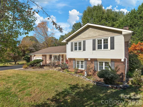 142 Twin Lakes Dr, Candler, NC 28715