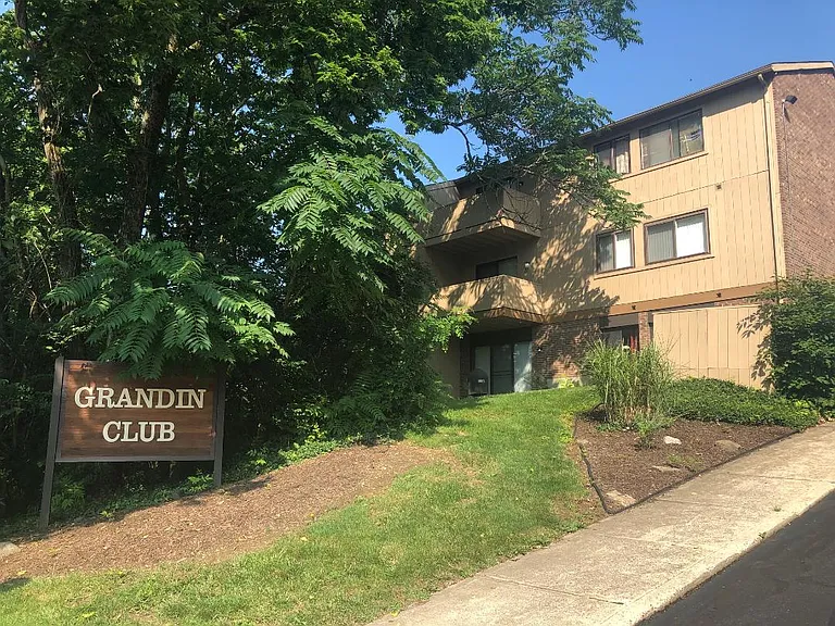 Grandin Club Apartments — Photo 19