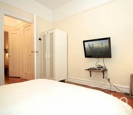 211 E 14th St #9 — Photo 4