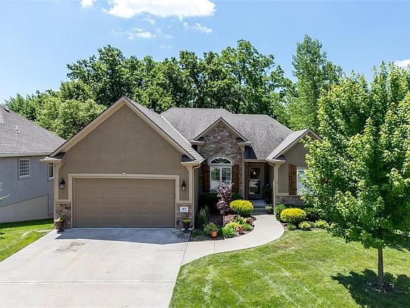 2nd image of 813 Cedar Ln