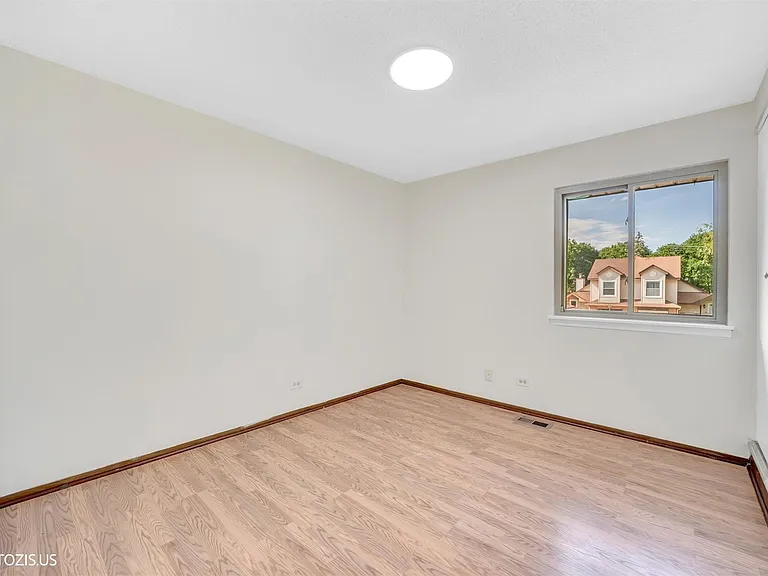 1405 Merrimac Ln N — Photo 27