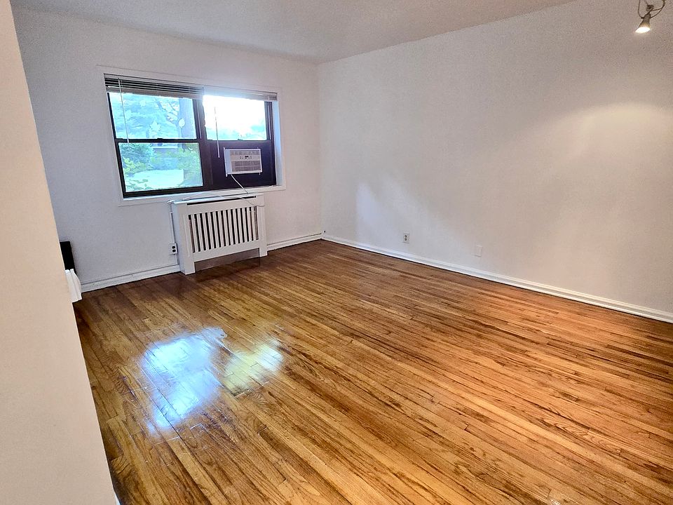 Living/dining area
