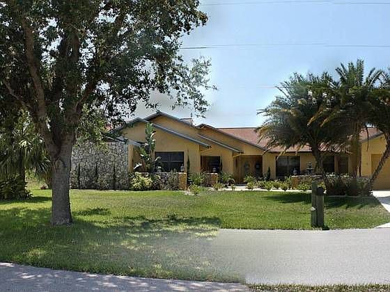 5th image of 2324 SW 43rd Ter
