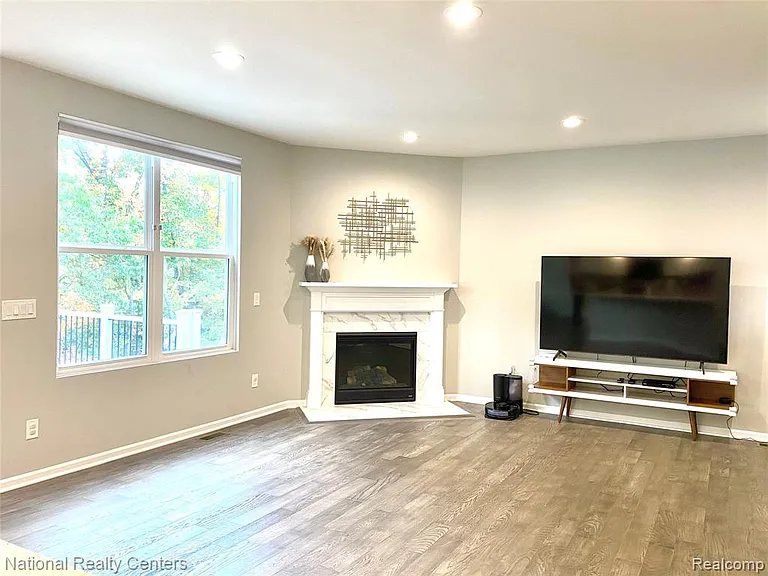 2835 Dillon Dr — Photo 6