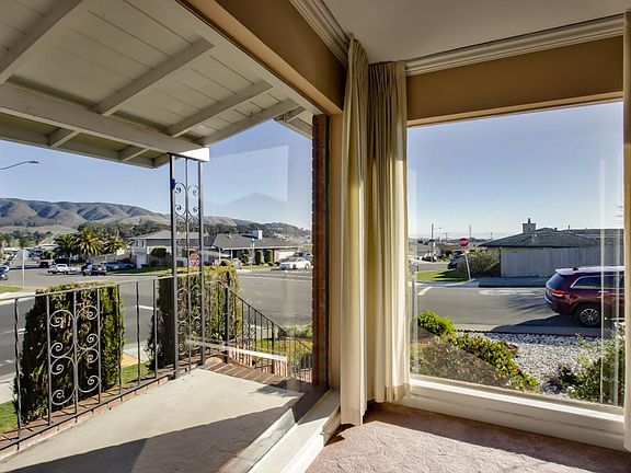3rd image of 701 Serra Dr