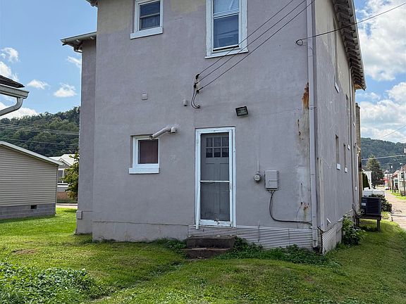 4th image of 213 E 5th St