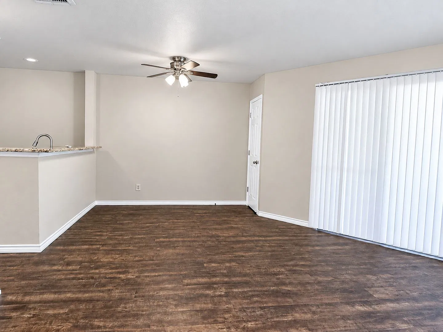 Bright 1-Bedroom Condo with Balcony & Resort-Style Amenities in Devonshire — Photo 3
