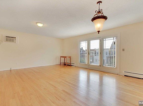 3rd image of 1510 Central Ave