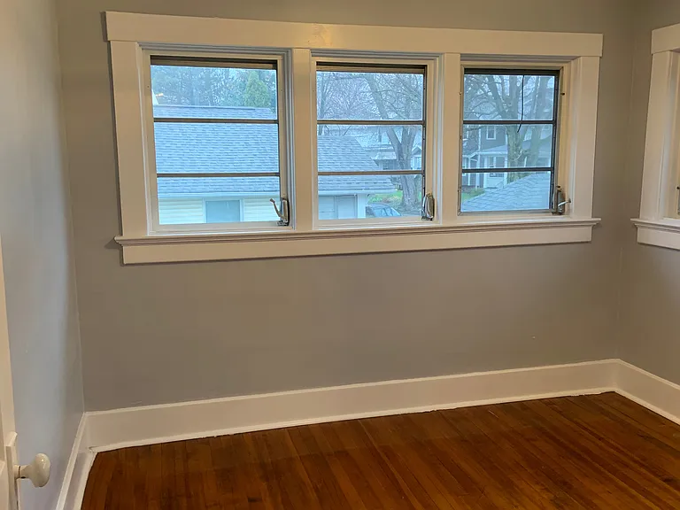 2038 Thompson Ave — Photo 10