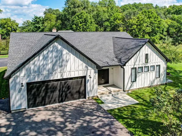 250 Riverview Dr, Algonquin, IL 60102