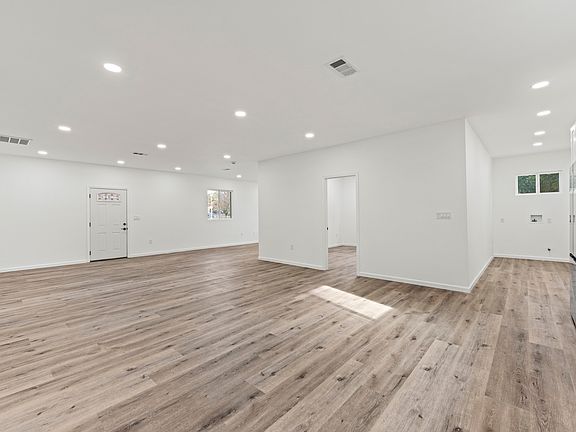 4th image of 12742 Montague St