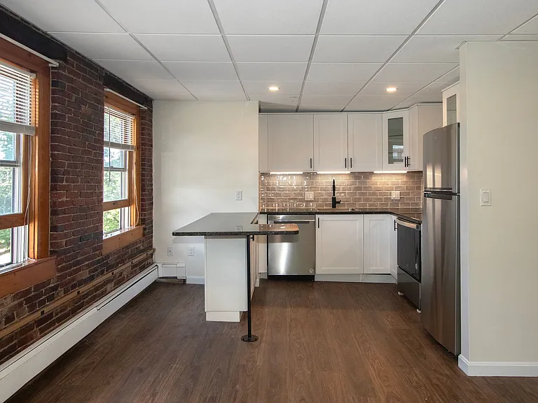 386 Central — Photo 10