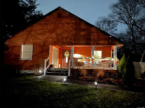 11 Oak Street, Hampton Bays, NY 11946