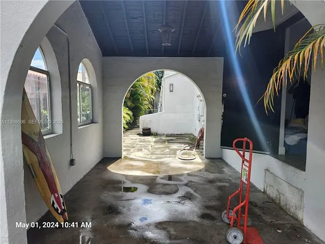 1023 SW 12th Ct — Photo 5
