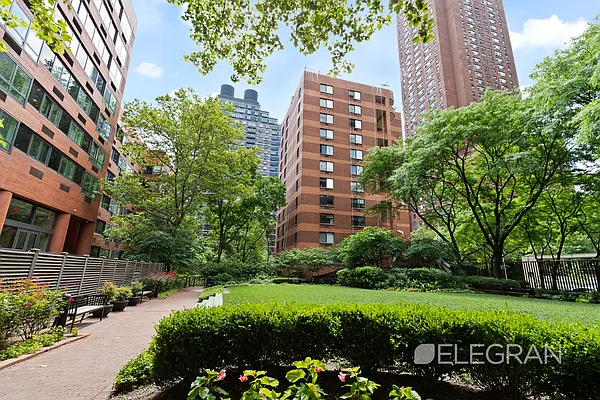 Sold by (Legacy) Elegran | media 7