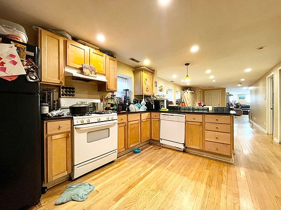 5th image of 6250 N Claremont Ave #G