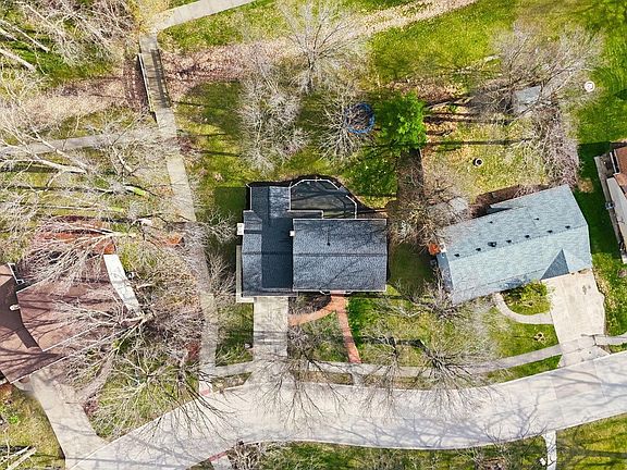3rd image of 8121 Roanoke Dr