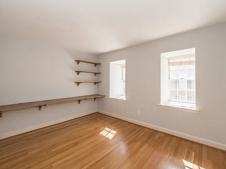 2527 Queen Annes Ln NW — Photo 8