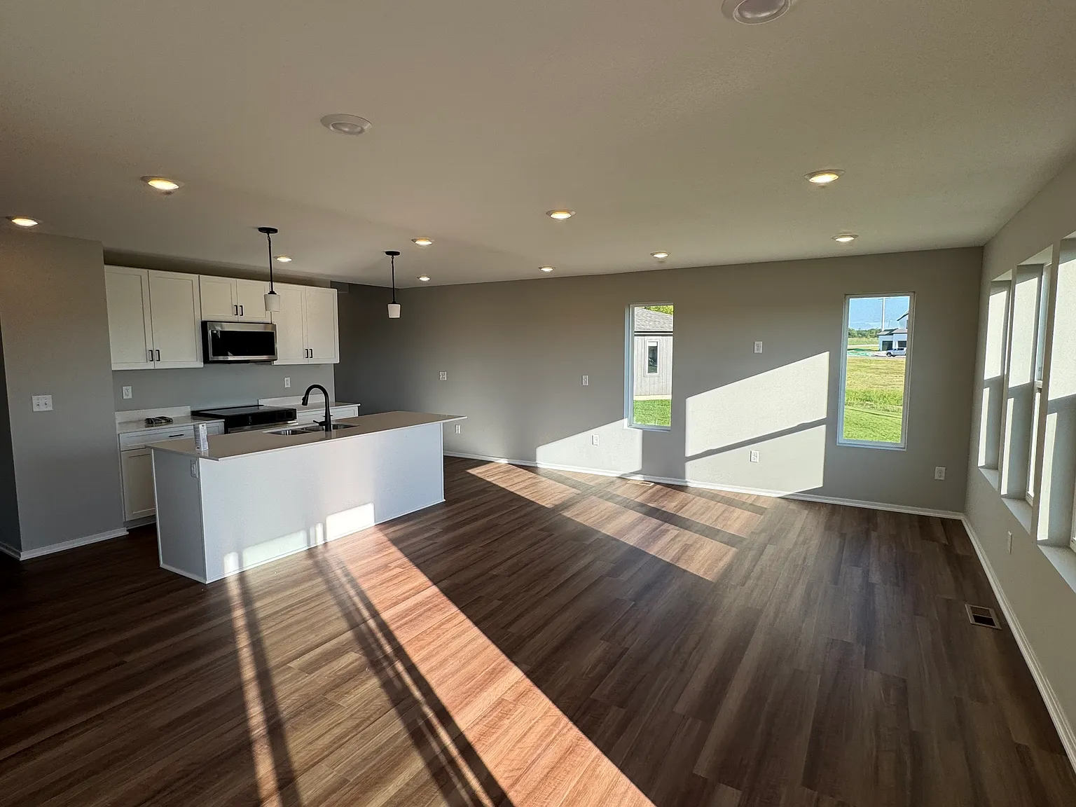 4 bed, 1861 sqft, $2,995 — Photo 3
