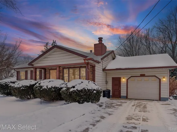 2492 W Maple Ave, Flint, MI 48507