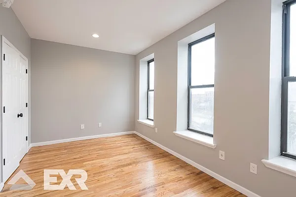 Rented by EXR | media 9