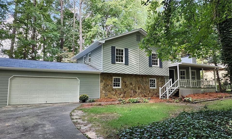 1st image of 305 Vineyard Dr NW