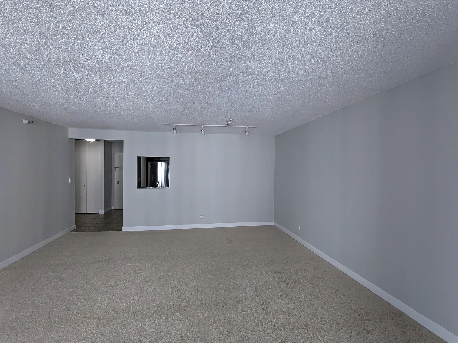 Large 1 Bd/1ba South Facing Unit In River North! — Photo 3