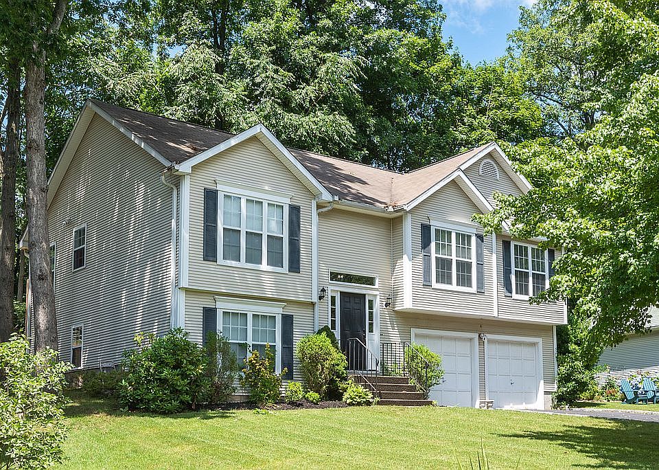 Beautiful two-level colonial