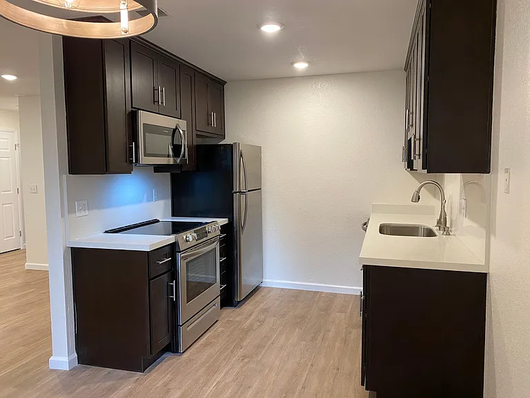 2710 Ivy Ln — Photo 9