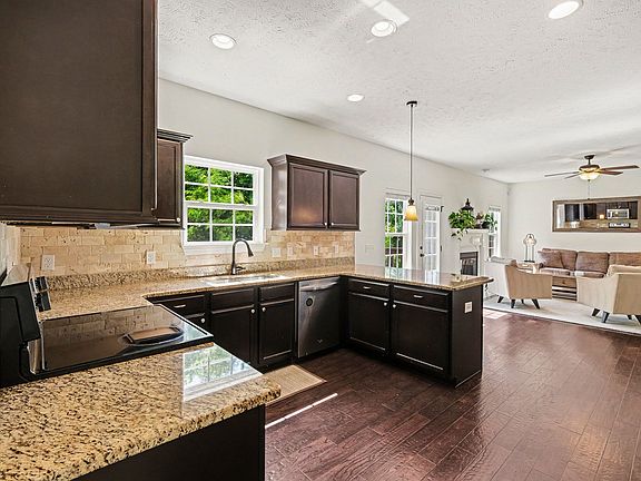 3rd image of 6939 Calderwood Dr