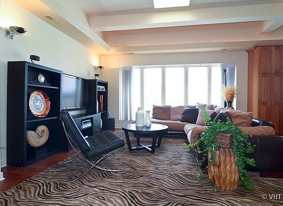 4th image of 2800 N Pine Grove Ave Unit Phc