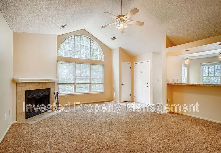979 S Miller St #302 — Photo 2