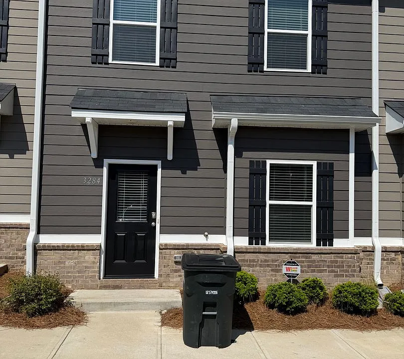 3284 Hamlet Loop