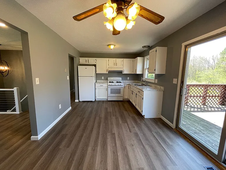 22016 Russet Dr — Photo 2