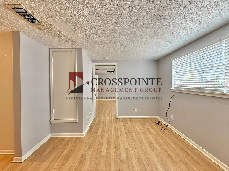 117 W Phillips St — Photo 4