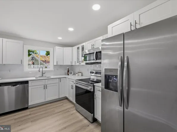 945 Renfrew St, Baltimore, MD 21221