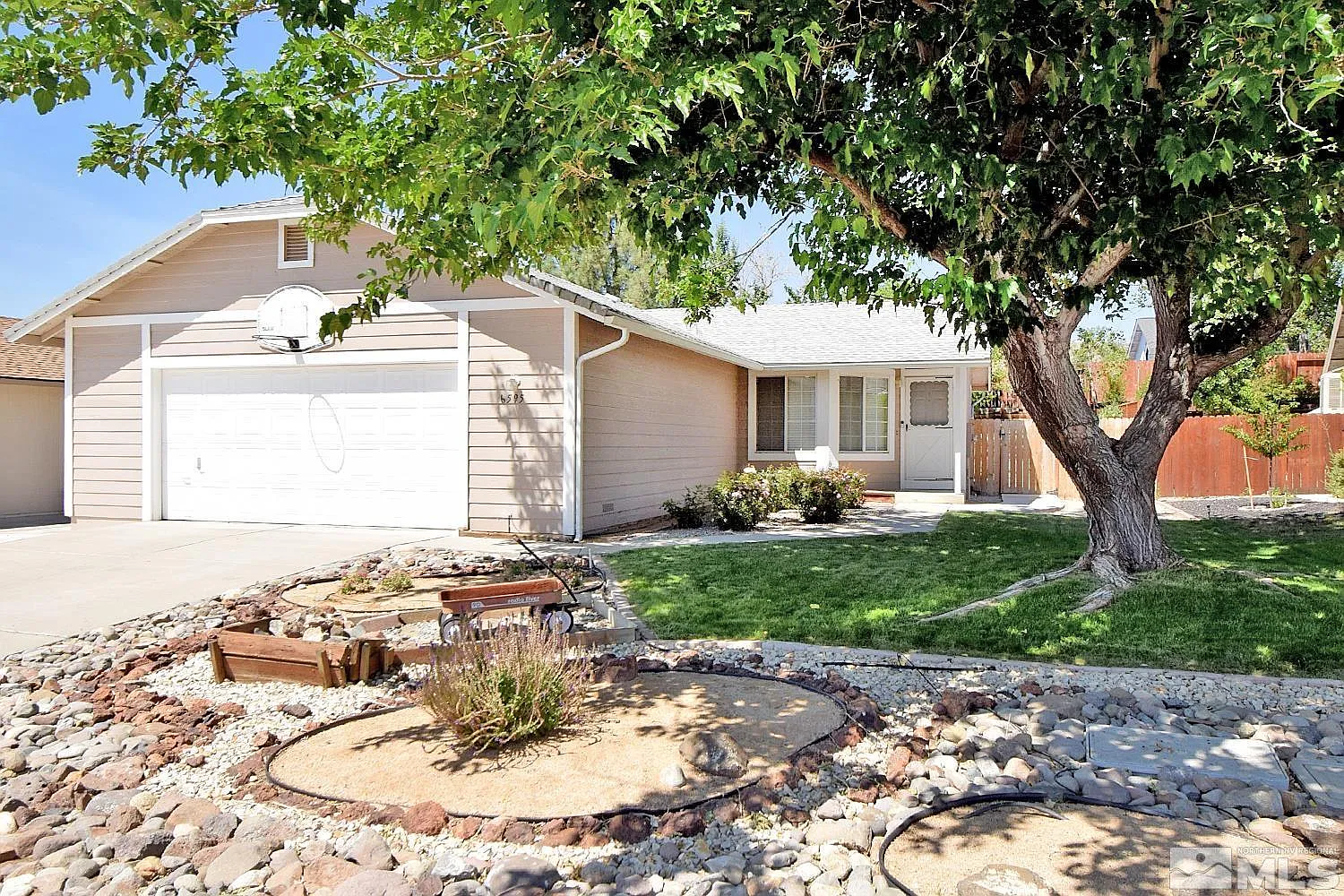 6595 April St photo 1