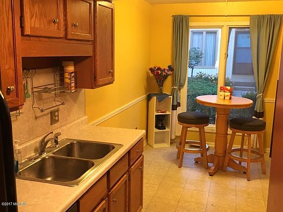 5th image of 2710 Birchcrest Dr SE #4