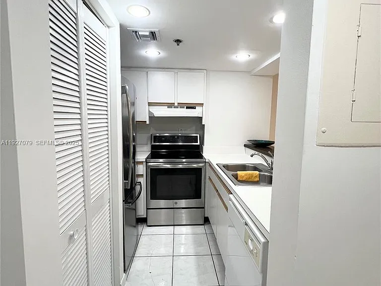 540 Brickell Key Dr — Photo 8