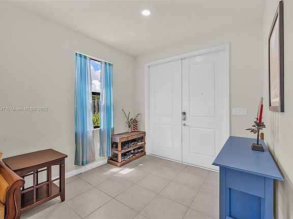 FRONT DOOR / ENTRYWAY