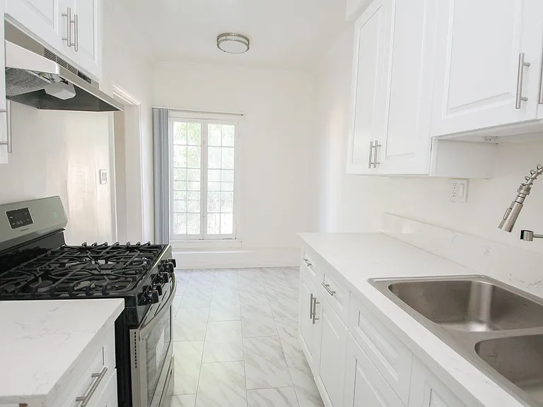 367 N Orange Grove Ave — Photo 5