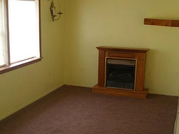 4th image of 102 Brown Ave