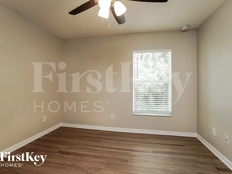 1002 NE 33rd Ln — Photo 12