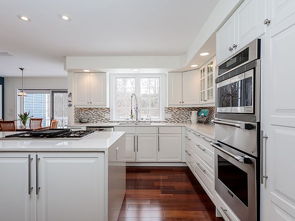4th image of 23 Fall Meadow Dr