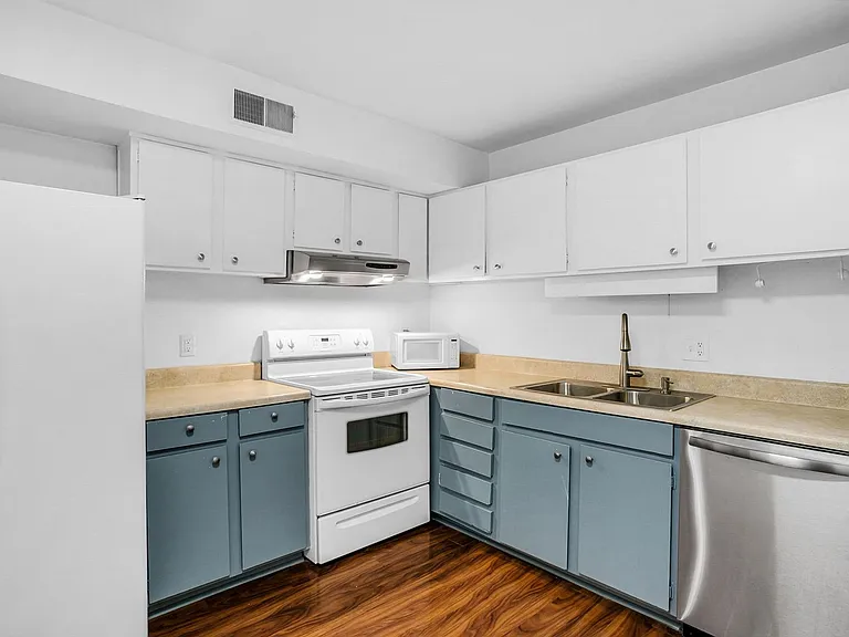 925 Cleveland St #19 — Photo 9