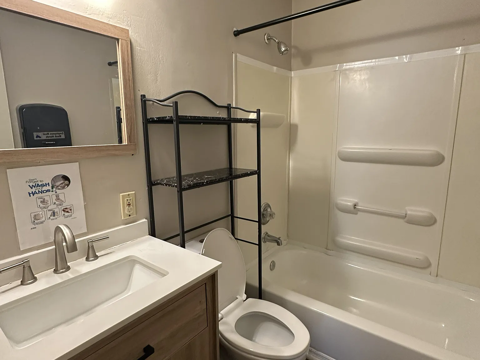 3 bed, 957 sqft, $1,300 — Photo 3