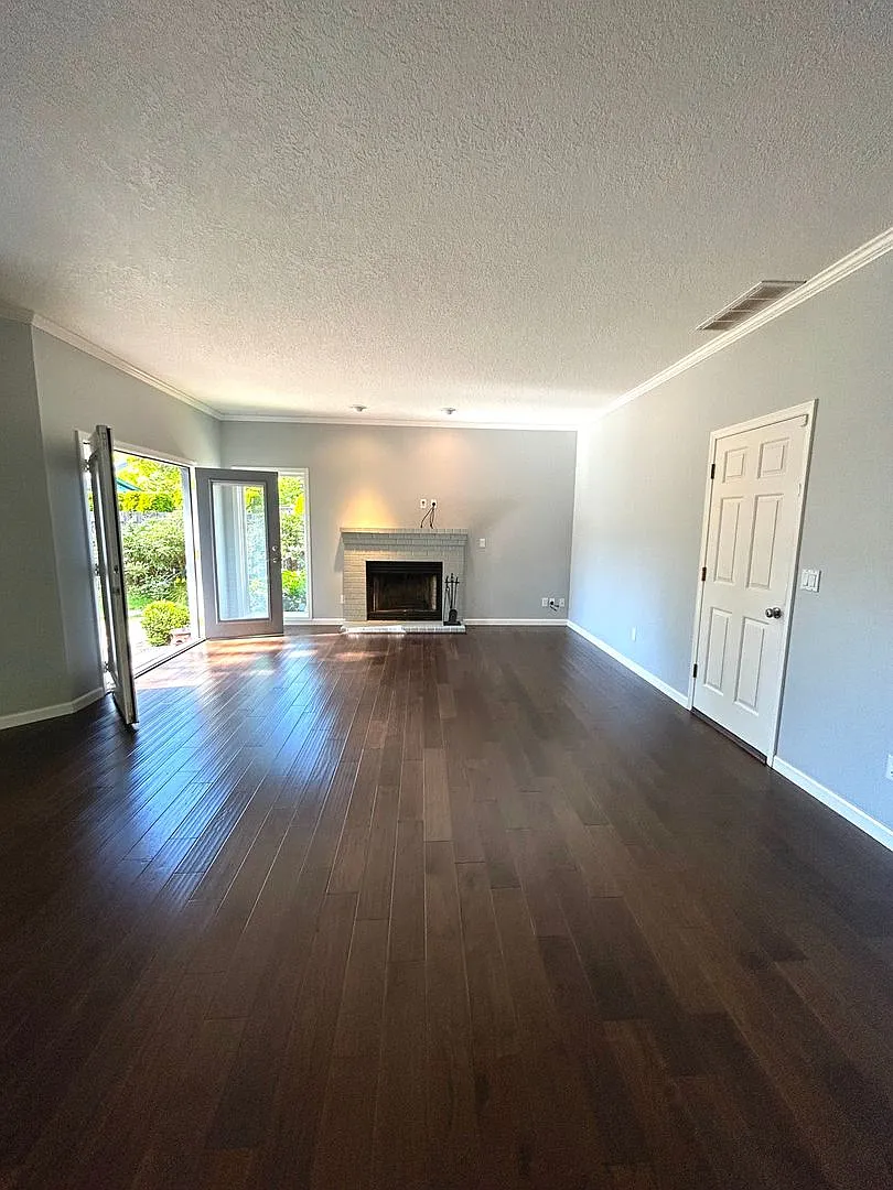 Great Home near 217 and Washington Square — Photo 4