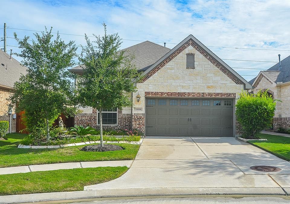 Welcome Home! Beautiful brick and stone exterior located in a quiet cul-de-sac of Heritage Towne Lake. The HOA maintains the front lawn and landscaping and the home is equipped with a full sprinkler system.