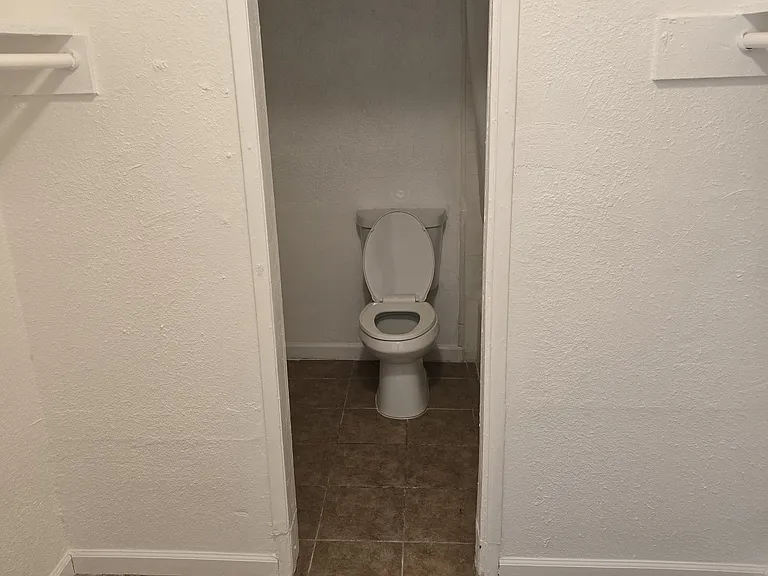 627 N Edison St #14 — Photo 7