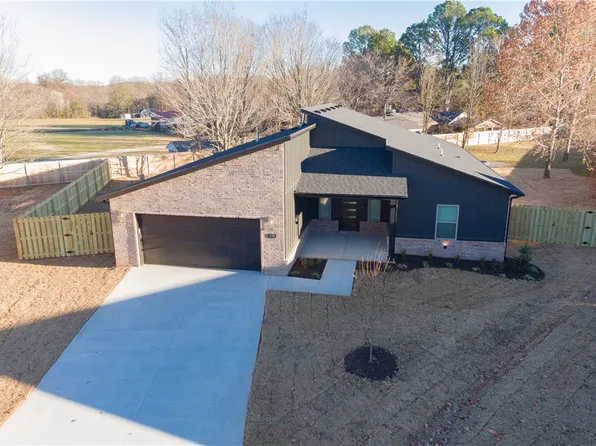 1138 S Liberty Dr, Fayetteville, AR 72701